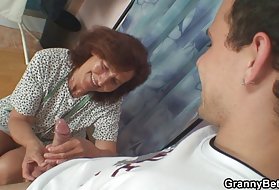 Тој е стар, бидејќи момчињата порно цевки
