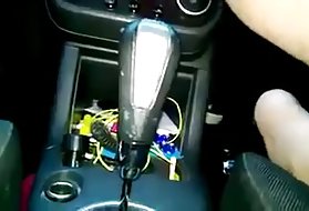 Порно фото на странски девојка ебат рачка на менувачот