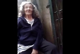 Под здолниште порно видеа, види granny сака млад петел granny