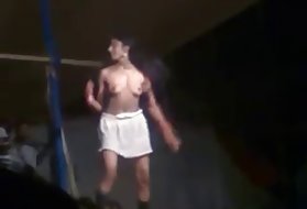 Индискиот девојка стриптиз танц шоу во јавноста, танц, порно слики мајка учи